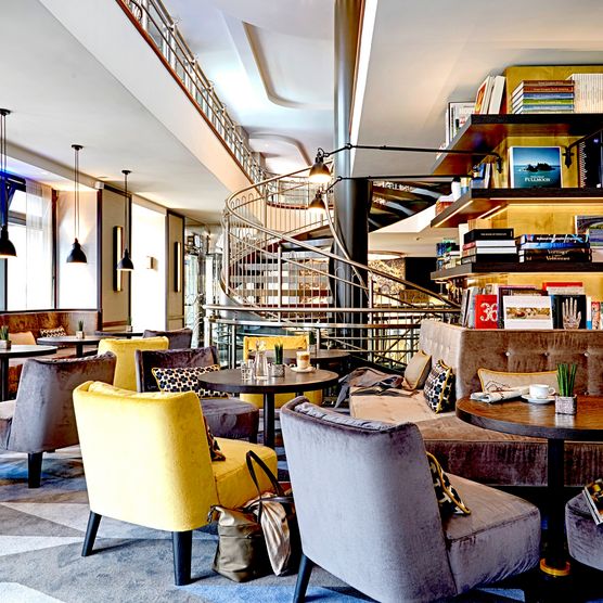 Das Bild zeigt die geschmackvoll eingerichtete Lounge des Seaside Park Hotel.