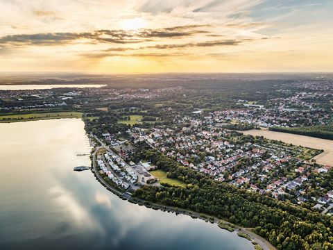 Blick von oben auf den Markkleeberger See im Abendlicht, Radwandern, Wasser, Boote, Paddeln, Baden, Schwimmen, Leipziger Neuseenland, Segeln, Badesee
