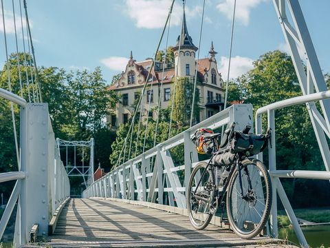 Fahrrad auf der Hängebrücke Grimma auf dem Mulderadweg, Radfahren in der Region, Freizeit, Aktiv
