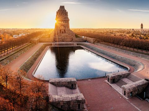 Panoramablick auf das Völkerschlachtdenkmal und die umliegende Umgebung bei Sonnenaufgang