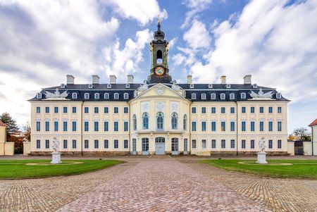 Das Bild zeigt die barocke Hauptfassade des imposanten Schloss Hubertusburg