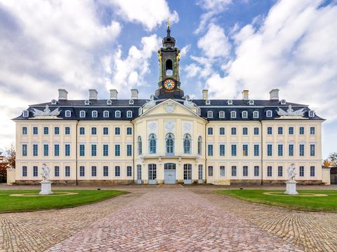 Das Bild zeigt die barocke Hauptfassade des imposanten Schloss Hubertusburg