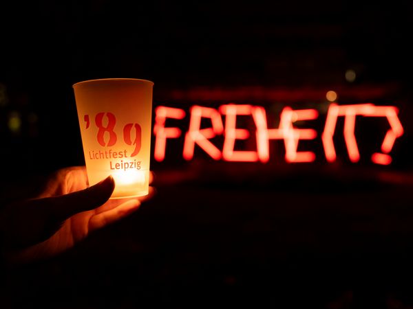 Lichtfest Leipzig 2024 mit der Lichtinstallation "FREIHEIT?" von Loomaland