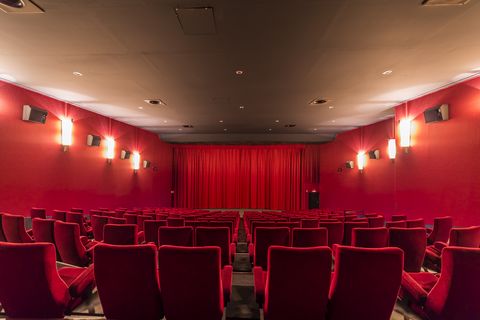 Ein hell erleuchteter Kinosaal im Cineplex Leipzig, Kinos in Leipzig, Freizeit