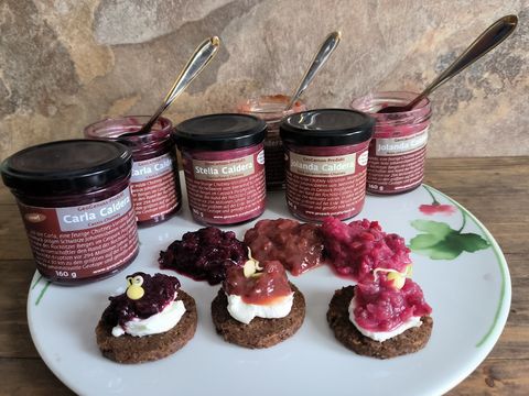 3 Chutneys aus Stachelbeeren, roten Johannisbeeren und Cassis in Gläsern.