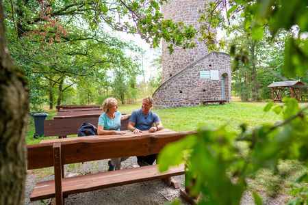 Nach einer kurzen Wanderung von Schildau zum Schildberg können am Fuße des Aussichtsturm die gemütlichen Sitzbänke für eine Rast genutzt werden. 