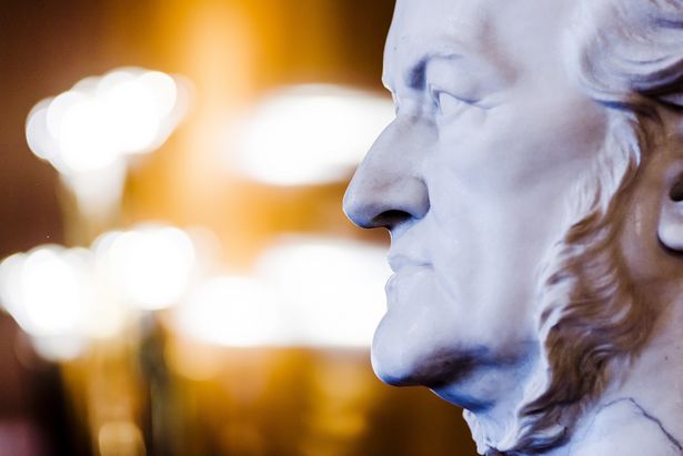 Plan latéral rapproché du buste du compositeur lipsien Richard Wagner.