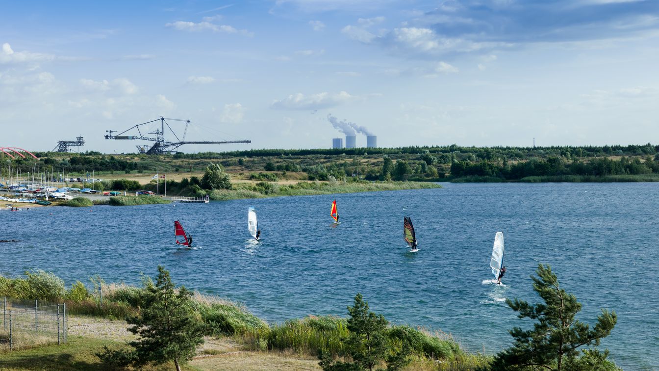 Das Bild zeigt den Markkleeberger See, im Hintergrund ist das Kraftwerk zu sehen.