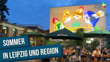 Blick den Freisitz und die Löffelfamilie der Feinkost in der Abenddämmerung.