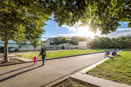 Direkt vor der Arena gelegen bietet die Festwiese viel Platz.