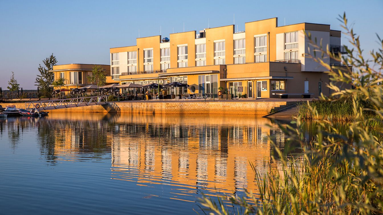Het hotelcomplex LAGOVIDA ligt direct aan de met riet bedekte oever van het meer Störmthal