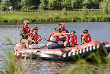Eine Familie macht eine Schlauchboottour auf der Mulde.
