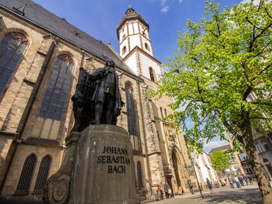 Das Bach-Denkmal befindet sich an der Südseite der Thomaskirche in der Nähe des Bach-Museums und kann jederzeit besichtigt werden.