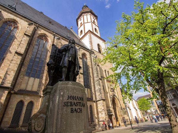 Das Bach-Denkmal befindet sich an der Südseite der Thomaskirche in der Nähe des Bach-Museums und kann jederzeit besichtigt werden.