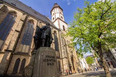 Das Bach-Denkmal befindet sich an der Südseite der Thomaskirche in der Nähe des Bach-Museums und kann jederzeit besichtigt werden.