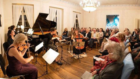 Im Schumann-Haus in Leipzig findet in einem Saal ein instrumentales Konzert mit Publikum statt.