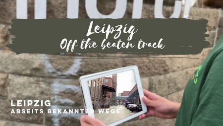 Thumbnail des Videos "Verborgenes Leipzig", in dem viele Geheimtipps vorgestellt werden. Auf dem Bild hält eine Person ein Tablet am Eingang zum Kunstzentrum Spinnerei in der ehemaligen Leipziger Baumwollspinnerei. Auf einem Textbanner im oberen Bereich steht der Titel des Videos