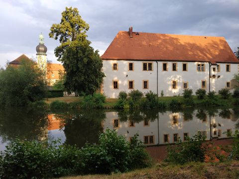 Auf dem Bild sieht man die Wasseransicht des Alten Schloss und im Hintergrund die Fassade des neuen Schlosses Hof, fotografiert über den Schlossteich.