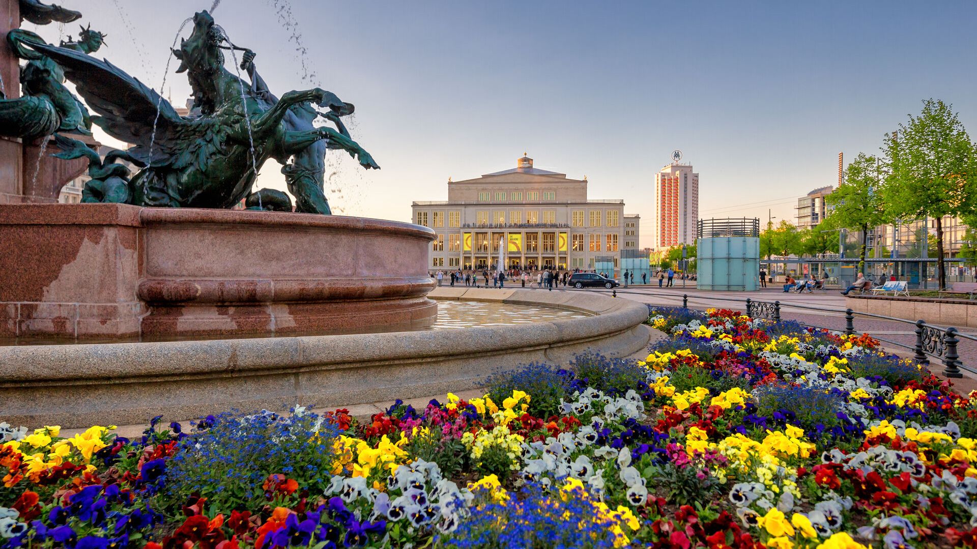 Auf dem Augustusplatz werden im Frühling um den Mendelbrunnen herum Blumen gepflanzt, Frühling in Leipzig, Sehenswürdigkeiten