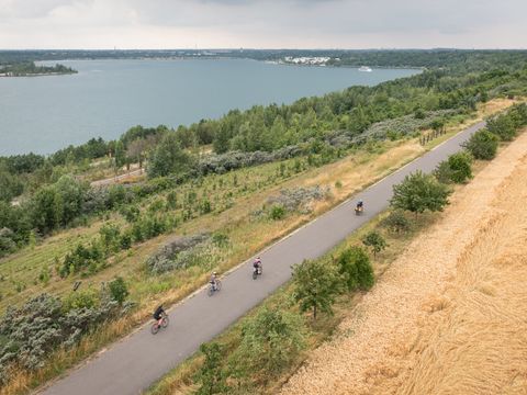 Blick von oben auf den Markkleeberger See und vier Radfahrer bei einer Tour im Leipziger Neuseenland, Leipzig, Region, Aktiv, Ausflug, Radfahren, Fahrrad, Sport