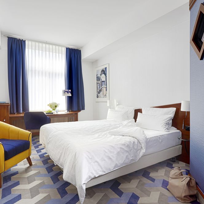 Das Bild zeigt ein helles modernes Schlafzimmer.