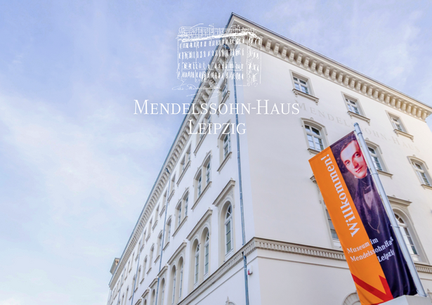 Widok na Dom Mendelssohna w Lipsku z nałożonym na obraz identycznie brzmiącym napisem i stylizowaną sylwetką Domu Mendelssohna