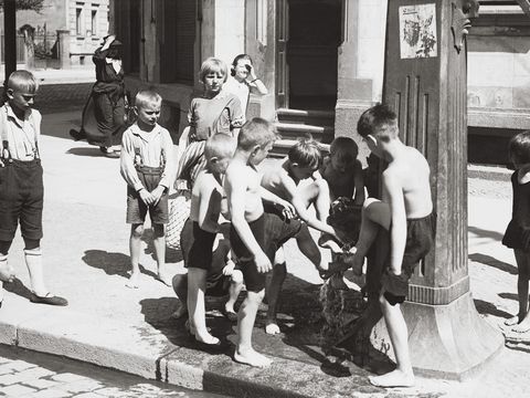 Historische Aufnahme einer Handschwengelpumpe in Leipzig, um 1930