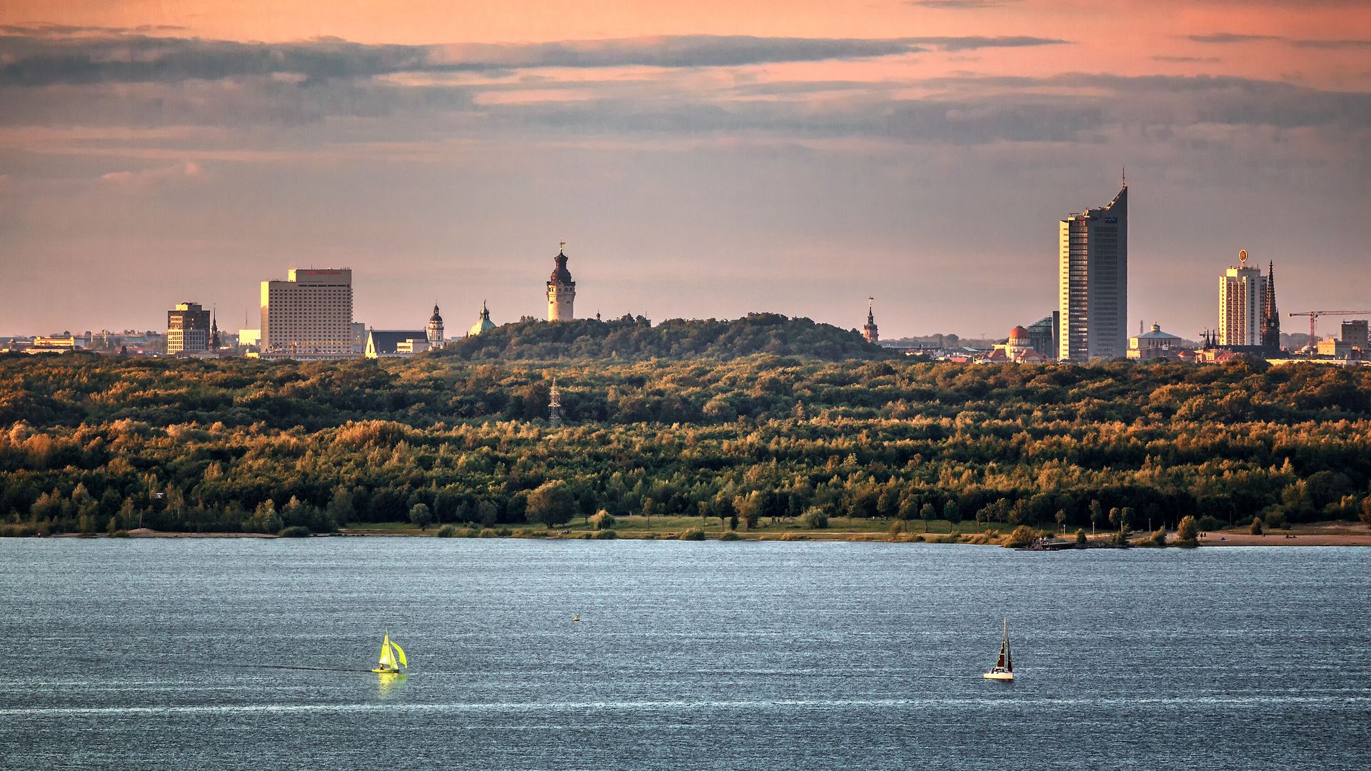 Blick auf Leipzigs Skyline vom Cospudener See aus gesehen.