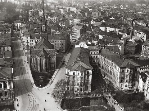 Westvorstadt Leipzig, gefotografeerd rond 1940. Vanaf de toren van het Nieuwe Stadhuis kun je de nabijgelegen westelijke buitenwijken zien.