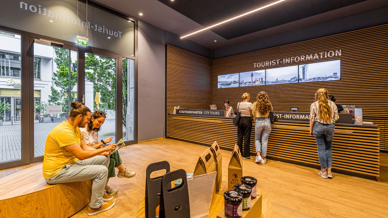 Visitors get information about Leipzig and the region at the tourist information office.