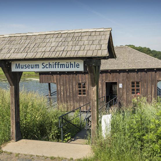 Das Bild zeigt den Eingang zum Museum