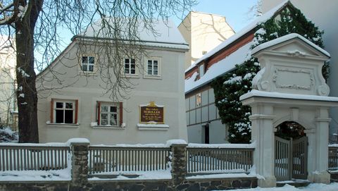Schillerhaus mit Schnee und einer Gedenktafel