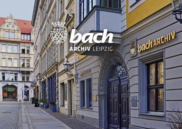 Here, a picture can be seen of the Bach Archive Leipzig from the outside, over it the white Bach Archiv Leipzig writing together with its emblem.