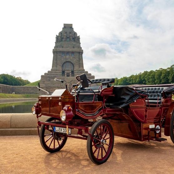  eKutsche vor dem Völkerschlachtdenkmal in Leipzig, Napoleon, E-Motor, Kutsche, Fahrt, Tour, Kremser