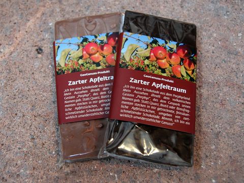 Schokoladentafeln gefüllt mit Apfelstückchen