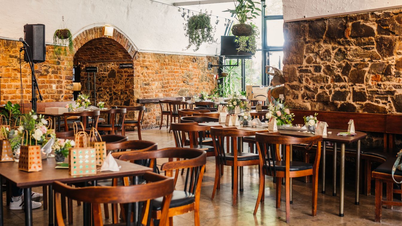 There is a cozy atmosphere in the Café Barbakane at the Moritzbastei.