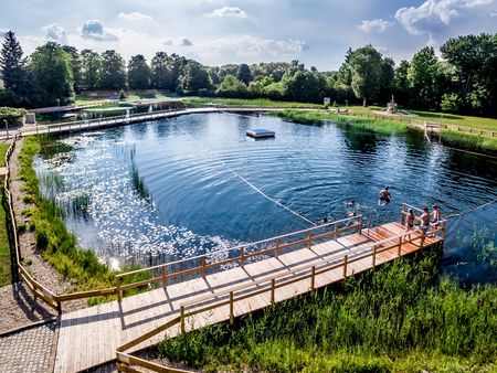 Das Ökobad Lindenthal setzt als natürlicher Teich auf die reinigende Kraft von Pflanzen und Mikroorganismen.