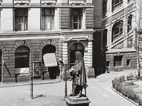 Leibniz-Denkmal Leipzig in der Universitätsstraße, um 1940 fotografiert.
