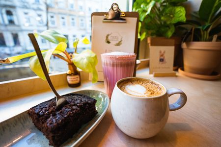Blick auf einen Schokokuchen und Kaffeespezialitäten im roots. Pflanzencafé Leipzig