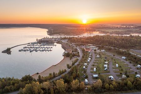 Das Bild zeigt den Störmthaler See und das Ferienresort Lagovida aus der Vogelperspektive.