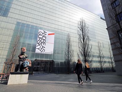 Eingang des Museums der bildenden Künste inkl. Banner zur Ausstellung und Besuchern - Foto: Andreas Schmidt