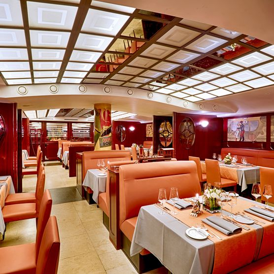 Das Bild zeigt das hochwertig eingerichtete Restaurant im Stil eines Zugwagons.