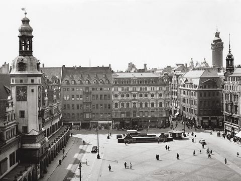 Markt, um 1940. Der Blick streift vom Alten Rathaus über den Markt, mit dem 1924 in das Pflaster eingelassenen Leipziger Stadtwappen und dem Zugang zum Untergrundmessehaus, bis hin zum Turm des Neuen Rathauses.