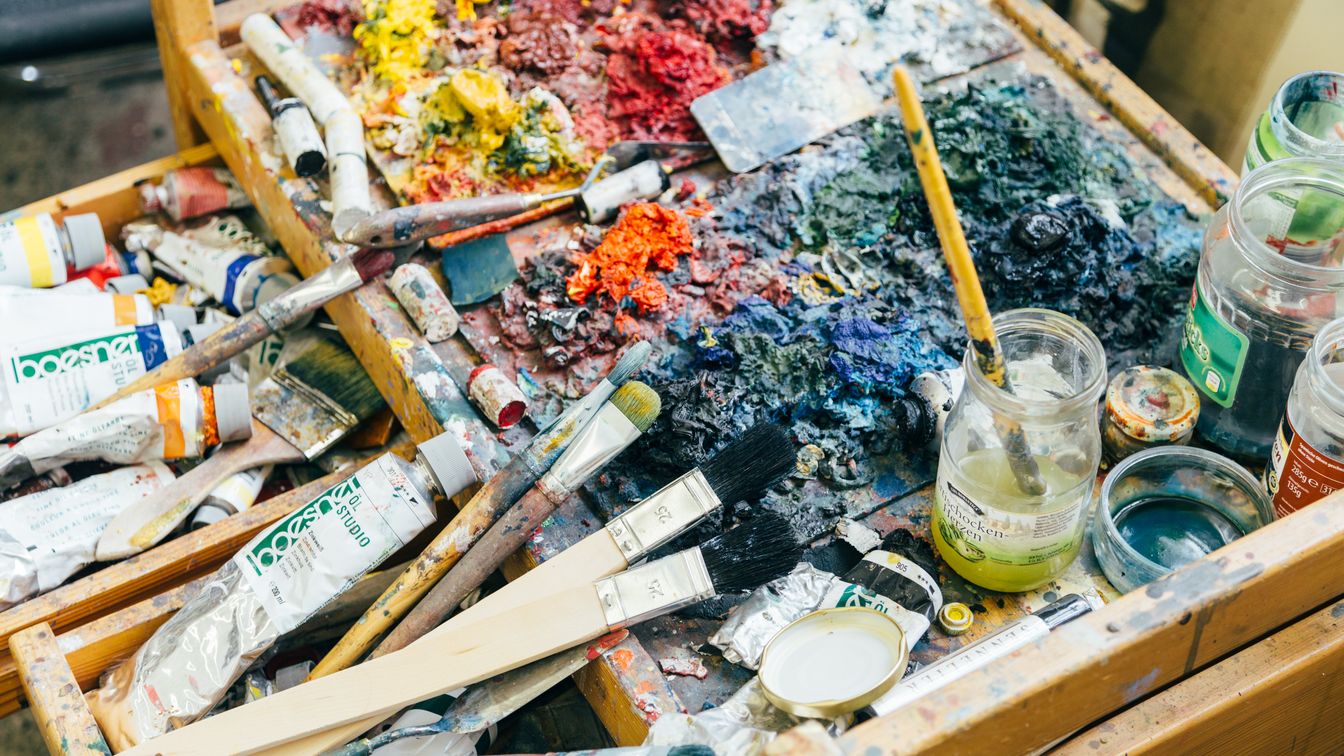 Viele Pinsel und unzählige Farben auf einer Farbpalette in einem der Ateliers in der Baumwollspinnerei Leipzig