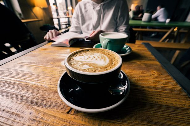 In einer Tasse Kaffee, wurde ein Schwan auf die Oberfläche des Milchschaumes eingegossen, Cafés in Leipzig, Kaffee