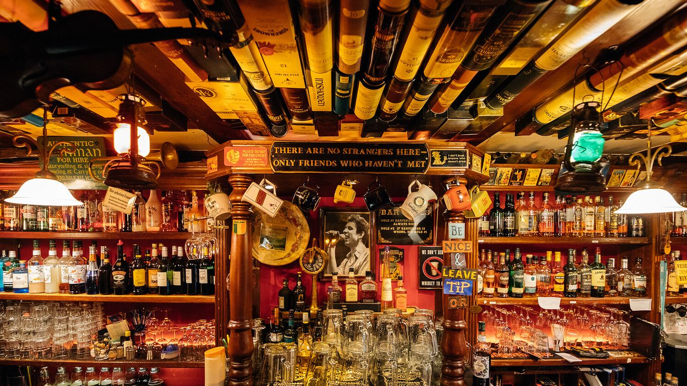 Bis unter die Decke reichende Bierdeckel, Werbeschilder und Fahnen lassen die Gäste des Noels Ballroom in eine wahre Parallelwelt eintauchen.