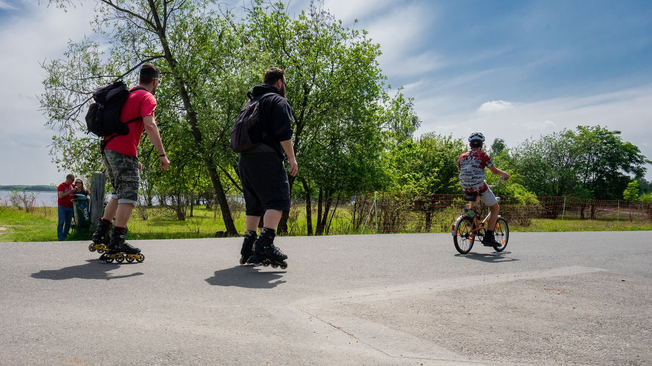 Mehrere Inline-Skater am Cospudener See in der Region Leipzig