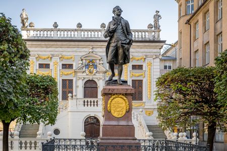 Vor dem Gebäude der Alten Börse am Naschmarkt in Leipzig steht eine Statue des jungen Johann Wolfgang von Goethe