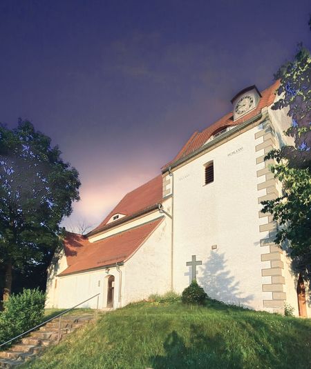 Die Dorfkirche Höfgen erstrahlt im Licht der untergehenden Sonne