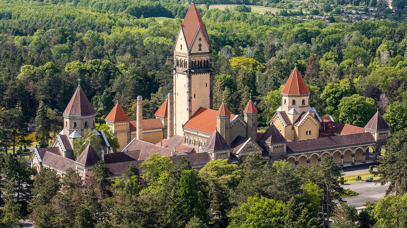 Die Kirche des Südfriedhofs in Leipzig liegt im Süden der Stadt und ist umgeben von viel Grün